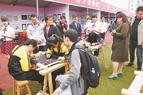 熱點(diǎn) 重慶日?qǐng)?bào)專版報(bào)道秀山職教中心辦學(xué)成果