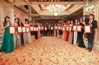 她為重慶打開(kāi)一扇世界禮儀修養(yǎng)的大門(mén)